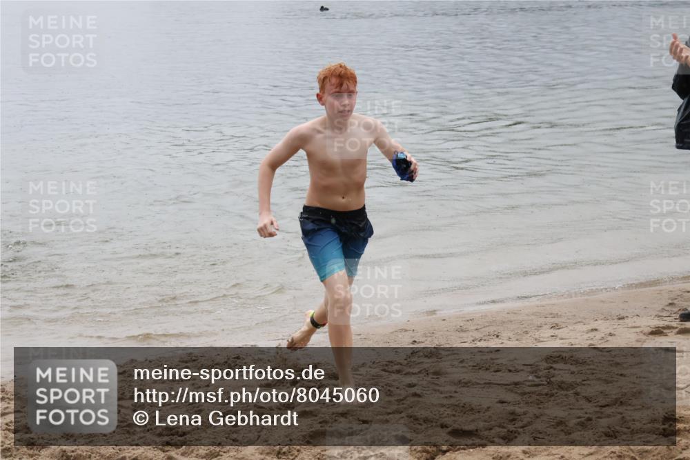 21.06.2025 - 27. Vierlanden-Triathlon Lena Gebhardt http://msf.ph/oto/8045060 15.06.2025 14:43:03 Schwimmen 1319, 1344, 1351 meine-sportfotos.de