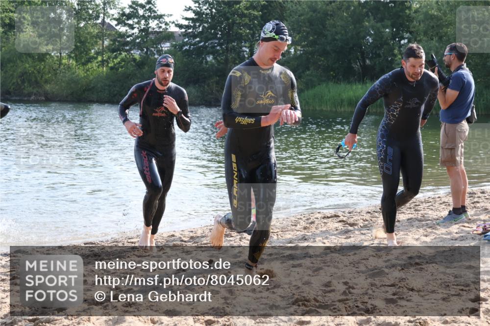 15.06.2025 - 27. Vierlanden-Triathlon Lena Gebhardt http://msf.ph/oto/8045062 15.06.2025 08:38:31 Schwimmen 27, 35, 45, 86, 126 meine-sportfotos.de