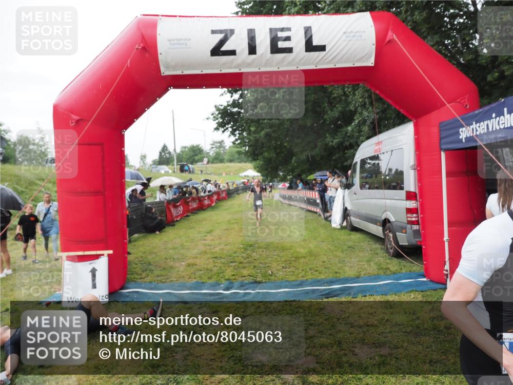 21.06.2025 - 27. Vierlanden-Triathlon MichiJ http://msf.ph/oto/8045063 15.06.2026 13:50:57 Ziel 1098, 1120, 1132, 1134, 1136 meine-sportfotos.de