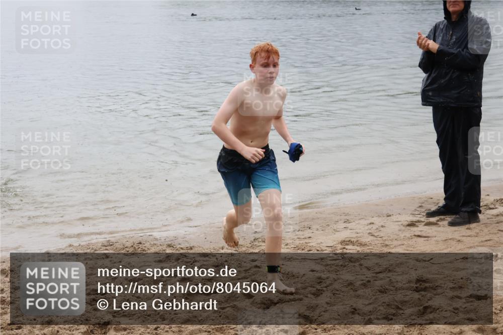 21.06.2025 - 27. Vierlanden-Triathlon Lena Gebhardt http://msf.ph/oto/8045064 15.06.2025 14:43:03 Schwimmen 1319, 1344, 1351 meine-sportfotos.de