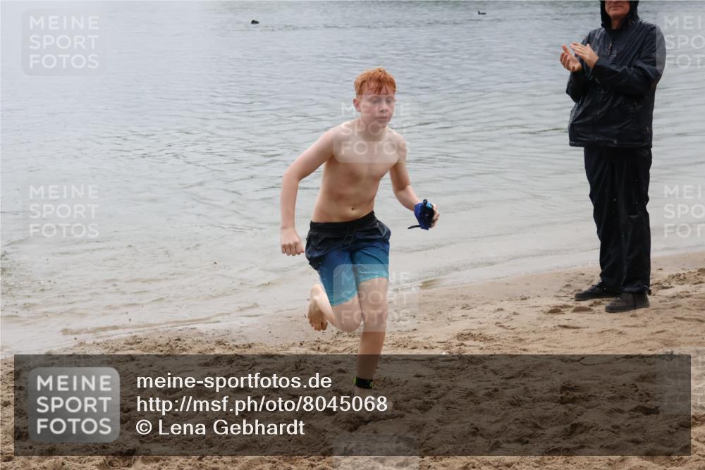 21.06.2025 - 27. Vierlanden-Triathlon Lena Gebhardt http://msf.ph/oto/8045068 15.06.2025 14:43:03 Schwimmen 1319, 1344, 1351 meine-sportfotos.de