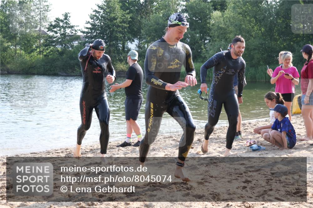 15.06.2025 - 27. Vierlanden-Triathlon Lena Gebhardt http://msf.ph/oto/8045074 15.06.2025 08:38:32 Schwimmen 2, 27, 35, 45, 86, 126 meine-sportfotos.de