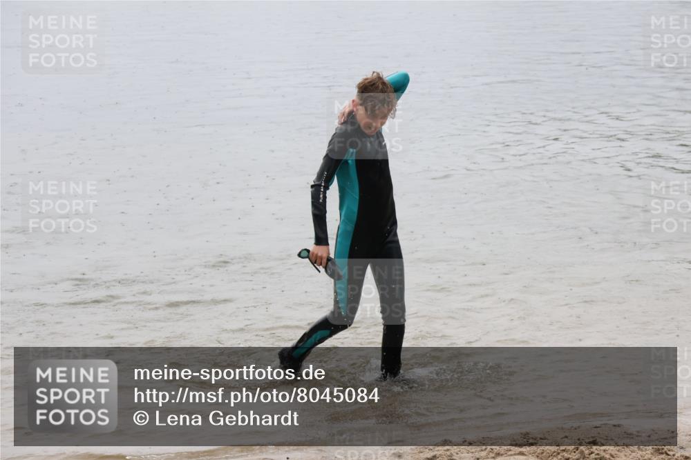 21.06.2025 - 27. Vierlanden-Triathlon Lena Gebhardt http://msf.ph/oto/8045084 15.06.2025 14:43:05 Schwimmen 1319, 1344, 1351 meine-sportfotos.de