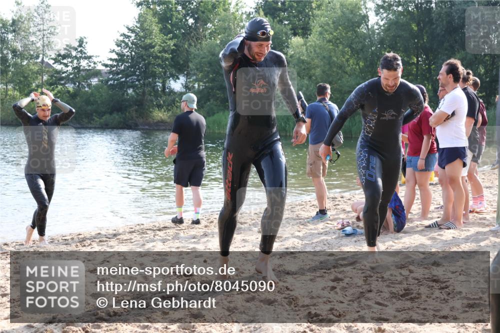 15.06.2025 - 27. Vierlanden-Triathlon Lena Gebhardt http://msf.ph/oto/8045090 15.06.2025 08:38:33 Schwimmen 2, 27, 35, 45, 86, 126 meine-sportfotos.de