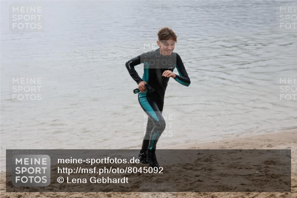 21.06.2025 - 27. Vierlanden-Triathlon Lena Gebhardt http://msf.ph/oto/8045092 15.06.2025 14:43:07 Schwimmen 1319, 1344, 1351 meine-sportfotos.de
