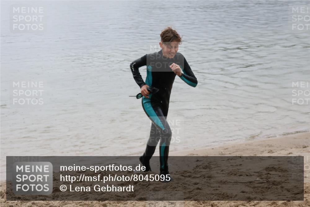 21.06.2025 - 27. Vierlanden-Triathlon Lena Gebhardt http://msf.ph/oto/8045095 15.06.2025 14:43:07 Schwimmen 1319, 1344, 1351 meine-sportfotos.de