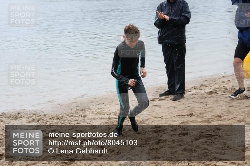 21.06.2025 - 27. Vierlanden-Triathlon Lena Gebhardt http://msf.ph/oto/8045103 15.06.2025 14:43:08 Schwimmen 1319, 1344, 1351 meine-sportfotos.de