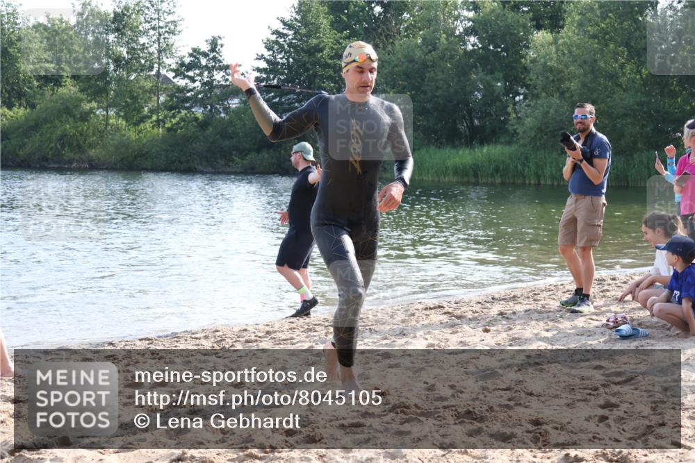 15.06.2025 - 27. Vierlanden-Triathlon Lena Gebhardt http://msf.ph/oto/8045105 15.06.2025 08:38:35 Schwimmen 2, 27, 35, 45, 86, 126 meine-sportfotos.de