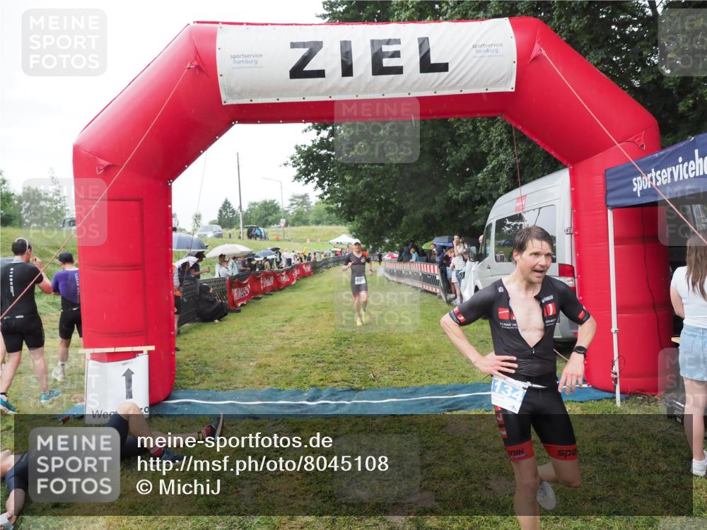 21.06.2025 - 27. Vierlanden-Triathlon MichiJ http://msf.ph/oto/8045108 15.06.2026 13:51:01 Ziel 1098, 1108, 1134, 1136 meine-sportfotos.de