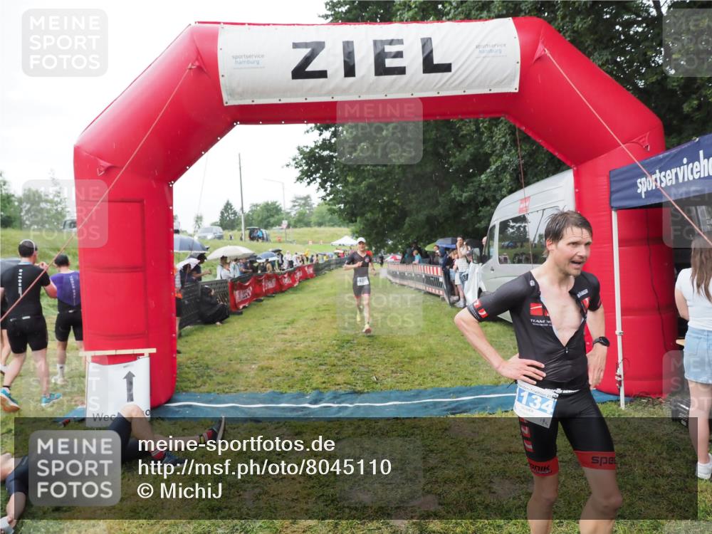 21.06.2025 - 27. Vierlanden-Triathlon MichiJ http://msf.ph/oto/8045110 15.06.2026 13:51:01 Ziel 1098, 1108, 1134, 1136 meine-sportfotos.de