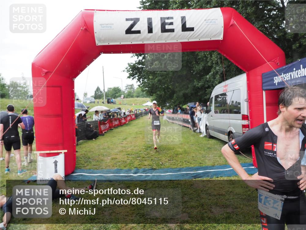 21.06.2025 - 27. Vierlanden-Triathlon MichiJ http://msf.ph/oto/8045115 15.06.2026 13:51:01 Ziel 1098, 1108, 1134, 1136 meine-sportfotos.de