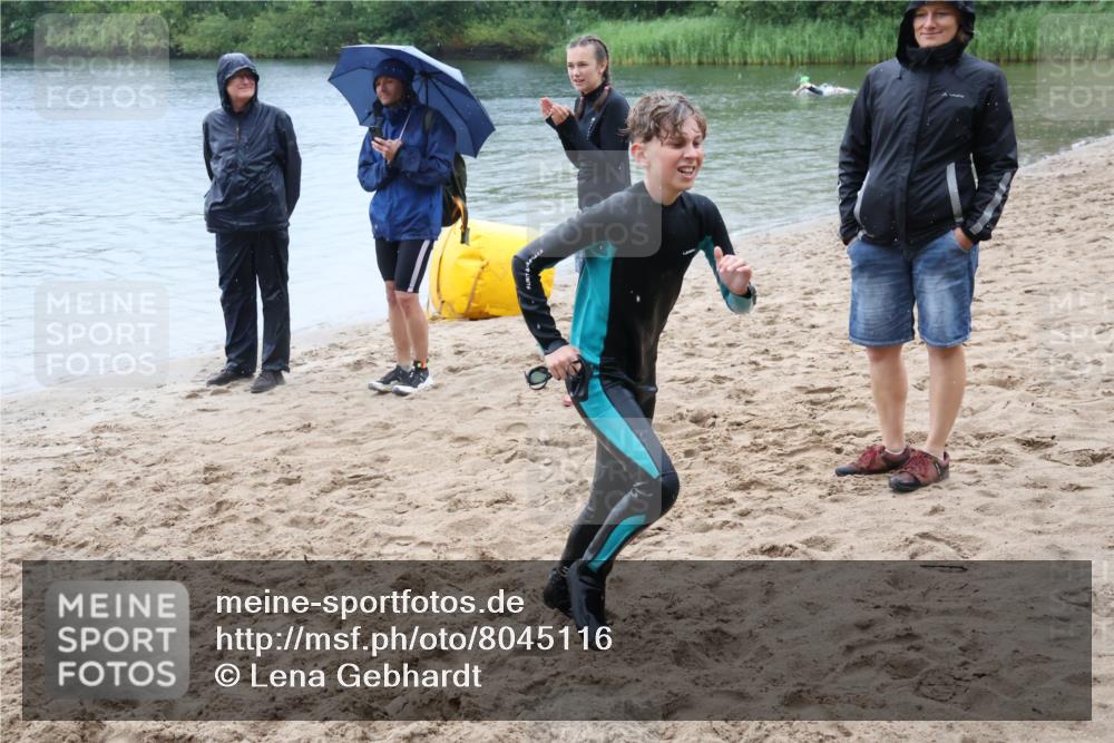 21.06.2025 - 27. Vierlanden-Triathlon Lena Gebhardt http://msf.ph/oto/8045116 15.06.2025 14:43:09 Schwimmen 1319, 1344, 1351 meine-sportfotos.de