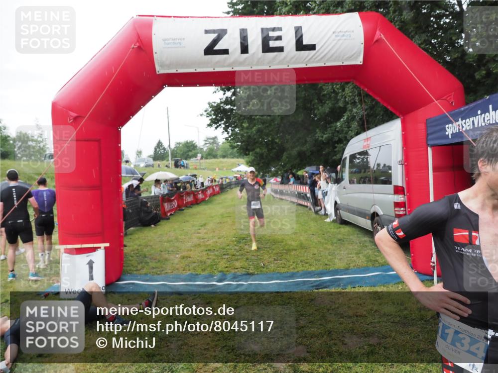 21.06.2025 - 27. Vierlanden-Triathlon MichiJ http://msf.ph/oto/8045117 15.06.2026 13:51:01 Ziel 1098, 1108, 1134, 1136 meine-sportfotos.de