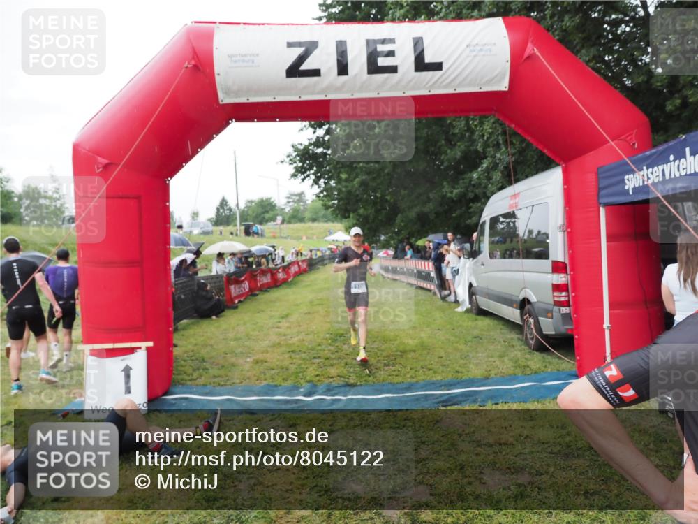 21.06.2025 - 27. Vierlanden-Triathlon MichiJ http://msf.ph/oto/8045122 15.06.2026 13:51:02 Ziel 1098, 1108, 1134, 1136 meine-sportfotos.de