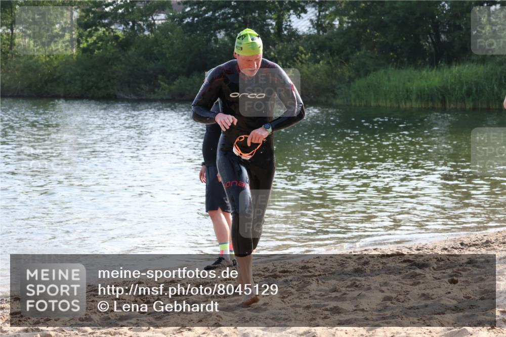 15.06.2025 - 27. Vierlanden-Triathlon Lena Gebhardt http://msf.ph/oto/8045129 15.06.2025 08:38:41 Schwimmen 2, 27, 35, 86, 126, 182 meine-sportfotos.de
