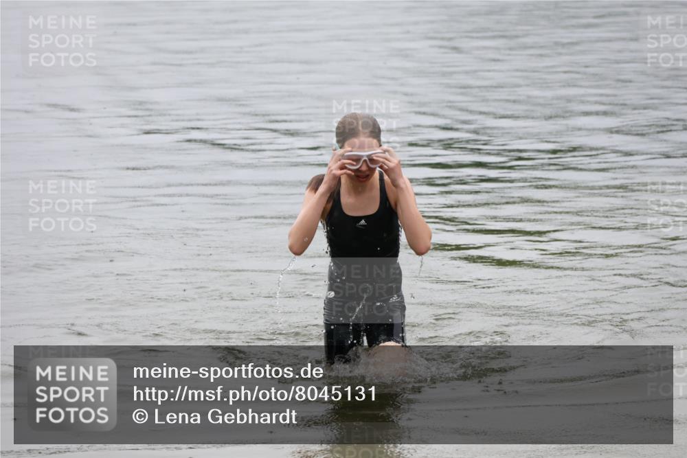 21.06.2025 - 27. Vierlanden-Triathlon Lena Gebhardt http://msf.ph/oto/8045131 15.06.2025 14:45:12 Schwimmen 1322 meine-sportfotos.de