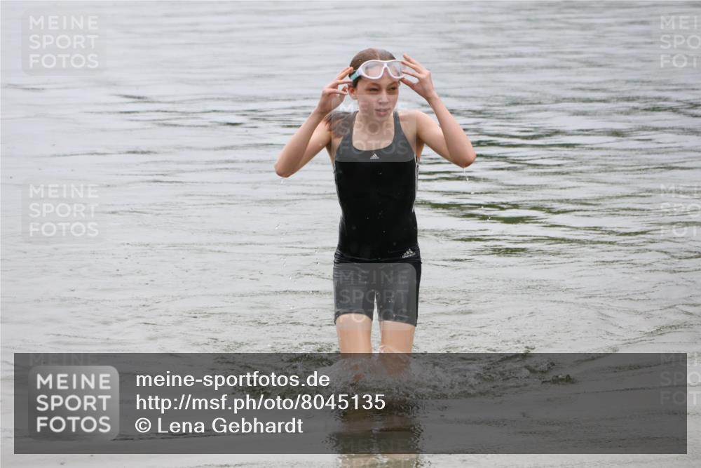 21.06.2025 - 27. Vierlanden-Triathlon Lena Gebhardt http://msf.ph/oto/8045135 15.06.2025 14:45:13 Schwimmen 1322 meine-sportfotos.de
