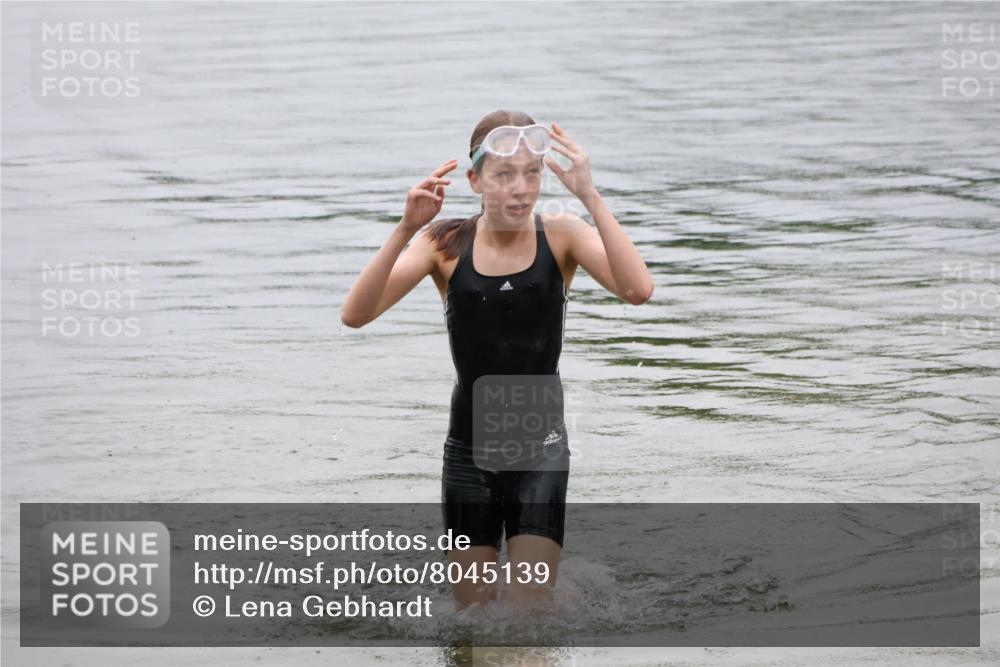 21.06.2025 - 27. Vierlanden-Triathlon Lena Gebhardt http://msf.ph/oto/8045139 15.06.2025 14:45:13 Schwimmen 1322 meine-sportfotos.de