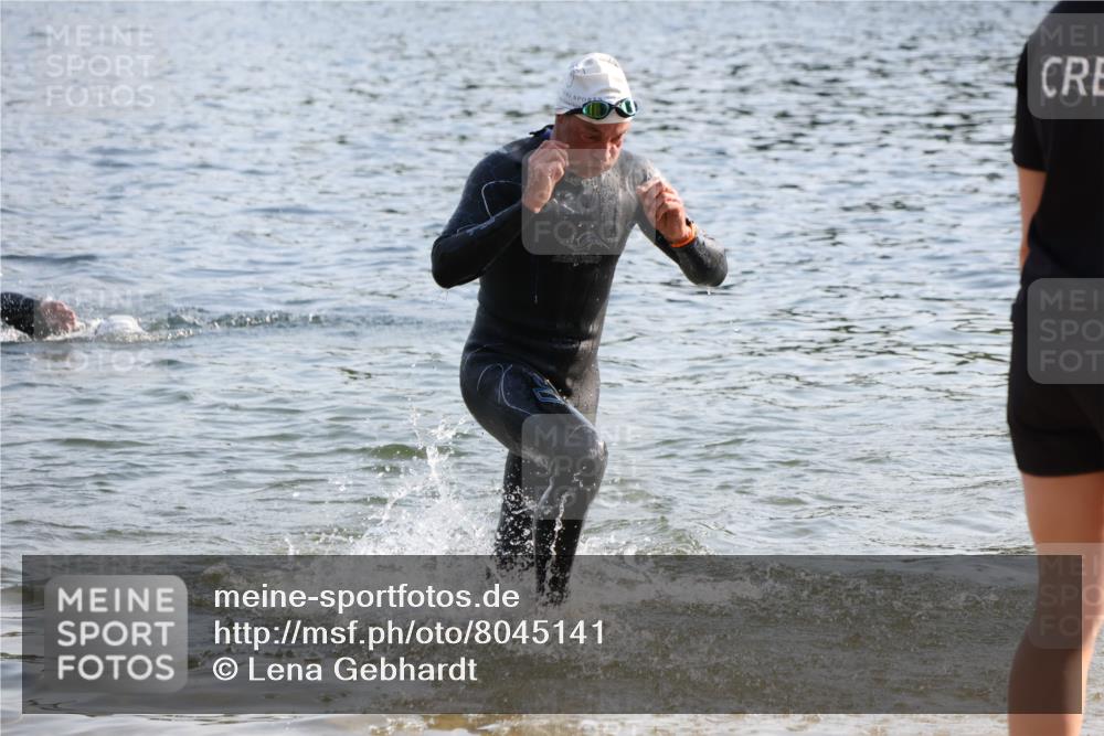 15.06.2025 - 27. Vierlanden-Triathlon Lena Gebhardt http://msf.ph/oto/8045141 15.06.2025 08:38:43 Schwimmen 2, 27, 86, 126, 182 meine-sportfotos.de