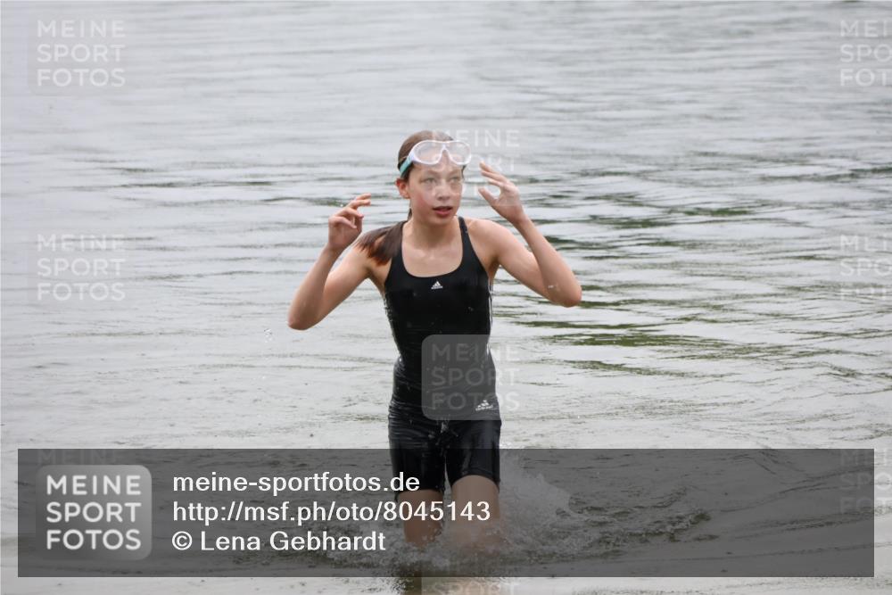 21.06.2025 - 27. Vierlanden-Triathlon Lena Gebhardt http://msf.ph/oto/8045143 15.06.2025 14:45:13 Schwimmen 1322 meine-sportfotos.de
