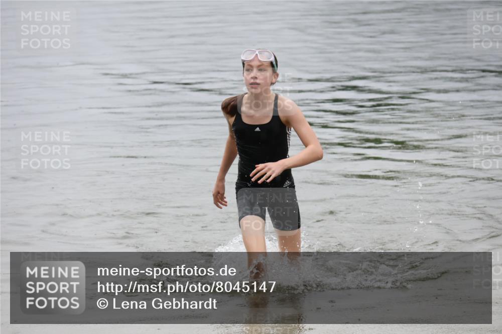 21.06.2025 - 27. Vierlanden-Triathlon Lena Gebhardt http://msf.ph/oto/8045147 15.06.2025 14:45:13 Schwimmen 1322 meine-sportfotos.de