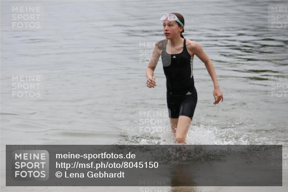 21.06.2025 - 27. Vierlanden-Triathlon Lena Gebhardt http://msf.ph/oto/8045150 15.06.2025 14:45:14 Schwimmen 1322 meine-sportfotos.de