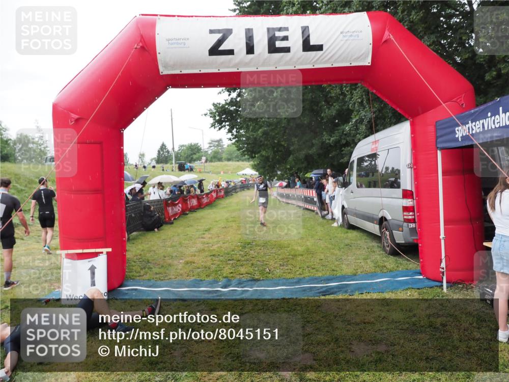21.06.2025 - 27. Vierlanden-Triathlon MichiJ http://msf.ph/oto/8045151 15.06.2026 13:51:06 Ziel 843, 1098, 1108, 1134 meine-sportfotos.de
