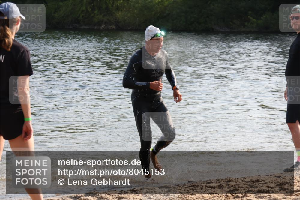 15.06.2025 - 27. Vierlanden-Triathlon Lena Gebhardt http://msf.ph/oto/8045153 15.06.2025 08:38:45 Schwimmen 2, 27, 94, 126, 182 meine-sportfotos.de