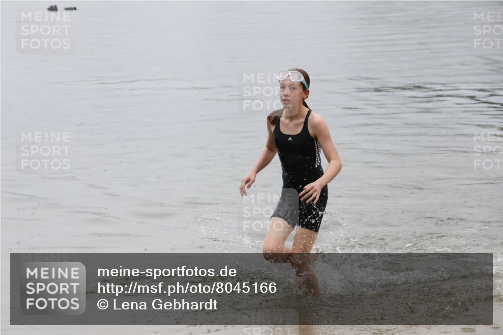 21.06.2025 - 27. Vierlanden-Triathlon Lena Gebhardt http://msf.ph/oto/8045166 15.06.2025 14:45:15 Schwimmen 1322 meine-sportfotos.de