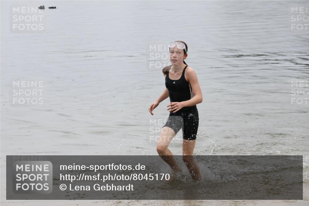 21.06.2025 - 27. Vierlanden-Triathlon Lena Gebhardt http://msf.ph/oto/8045170 15.06.2025 14:45:15 Schwimmen 1322 meine-sportfotos.de