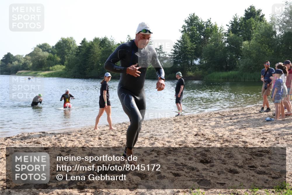 15.06.2025 - 27. Vierlanden-Triathlon Lena Gebhardt http://msf.ph/oto/8045172 15.06.2025 08:38:49 Schwimmen 2, 94, 182 meine-sportfotos.de