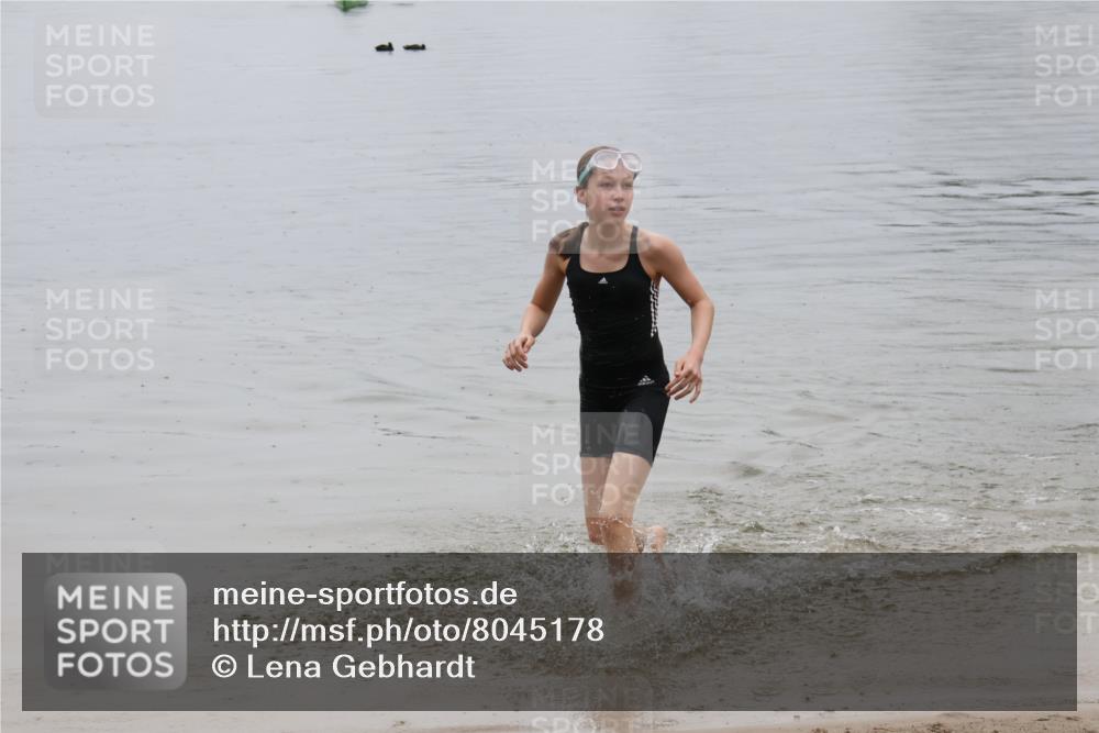 21.06.2025 - 27. Vierlanden-Triathlon Lena Gebhardt http://msf.ph/oto/8045178 15.06.2025 14:45:16 Schwimmen 1322 meine-sportfotos.de