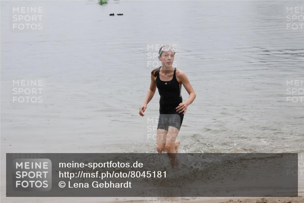 21.06.2025 - 27. Vierlanden-Triathlon Lena Gebhardt http://msf.ph/oto/8045181 15.06.2025 14:45:16 Schwimmen 1322 meine-sportfotos.de