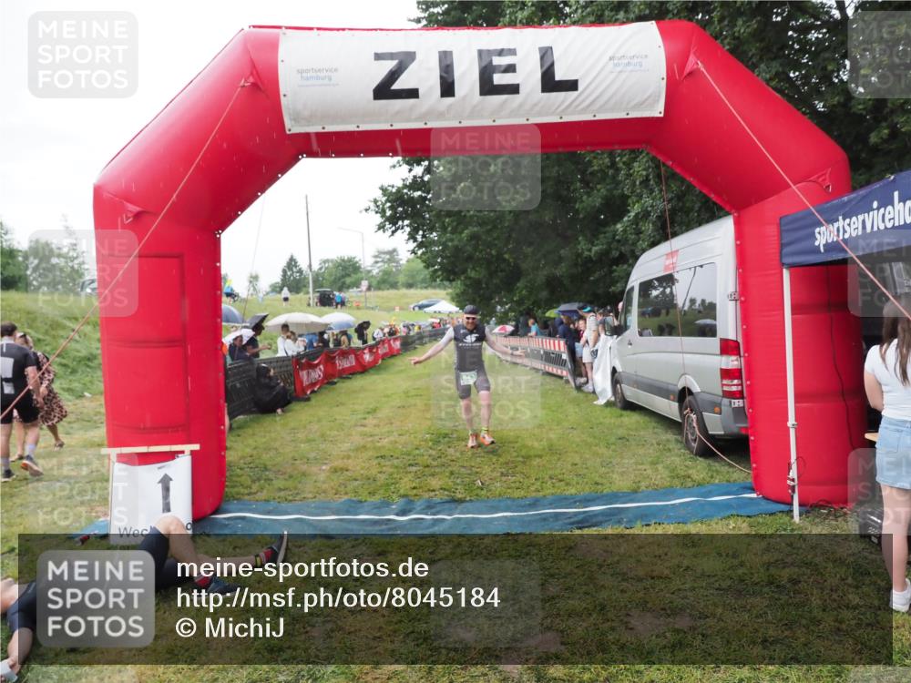 21.06.2025 - 27. Vierlanden-Triathlon MichiJ http://msf.ph/oto/8045184 15.06.2026 13:51:08 Ziel 843, 1108 meine-sportfotos.de