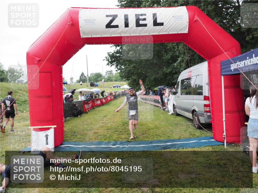 21.06.2025 - 27. Vierlanden-Triathlon MichiJ http://msf.ph/oto/8045195 15.06.2026 13:51:08 Ziel 843, 1108 meine-sportfotos.de