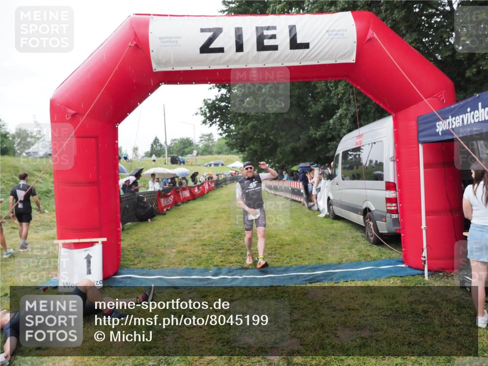 21.06.2025 - 27. Vierlanden-Triathlon MichiJ http://msf.ph/oto/8045199 15.06.2026 13:51:09 Ziel 843, 1108 meine-sportfotos.de