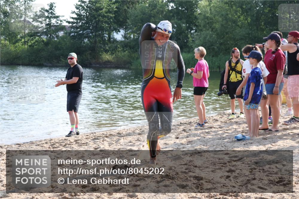 15.06.2025 - 27. Vierlanden-Triathlon Lena Gebhardt http://msf.ph/oto/8045202 15.06.2025 08:38:55 Schwimmen 77, 94, 182 meine-sportfotos.de