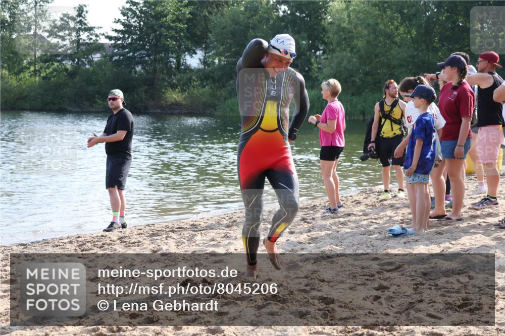 15.06.2025 - 27. Vierlanden-Triathlon Lena Gebhardt http://msf.ph/oto/8045206 15.06.2025 08:38:55 Schwimmen 77, 94, 182 meine-sportfotos.de