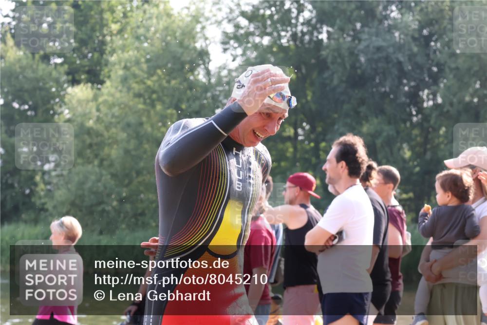 15.06.2025 - 27. Vierlanden-Triathlon Lena Gebhardt http://msf.ph/oto/8045210 15.06.2025 08:38:56 Schwimmen 77, 94, 182 meine-sportfotos.de