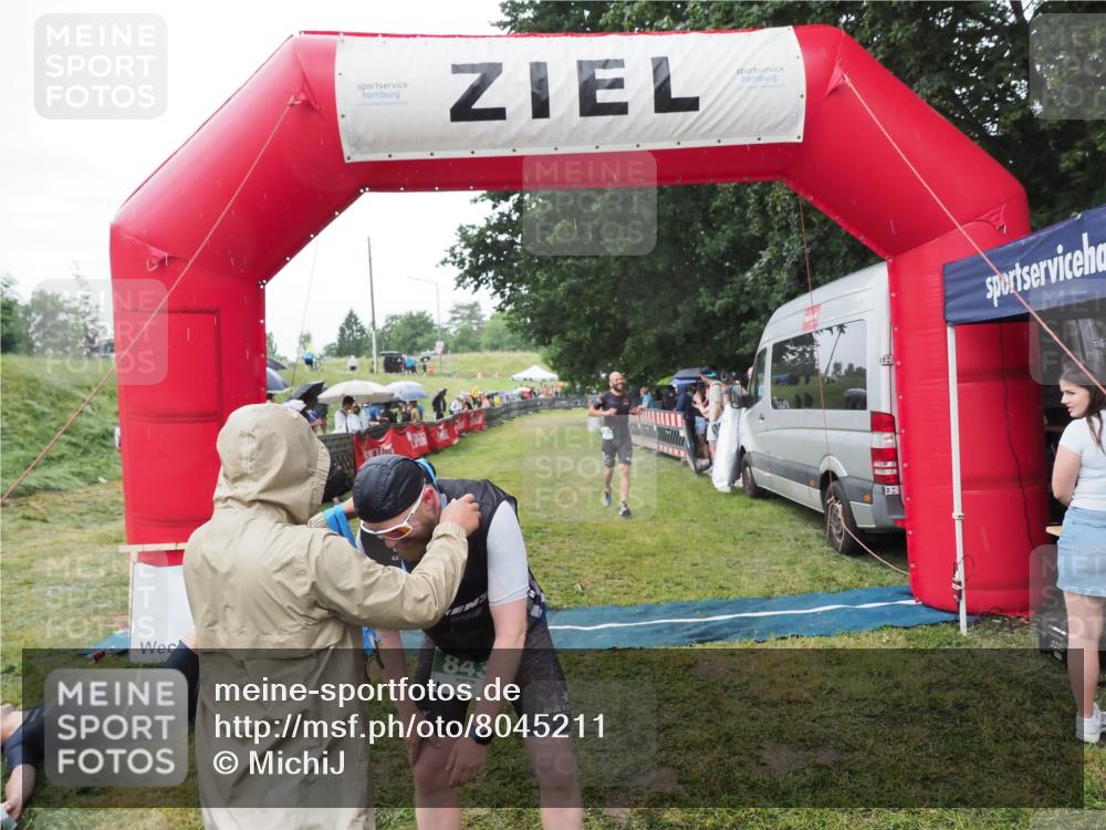 21.06.2025 - 27. Vierlanden-Triathlon MichiJ http://msf.ph/oto/8045211 15.06.2026 13:51:12 Ziel 843, 1113 meine-sportfotos.de