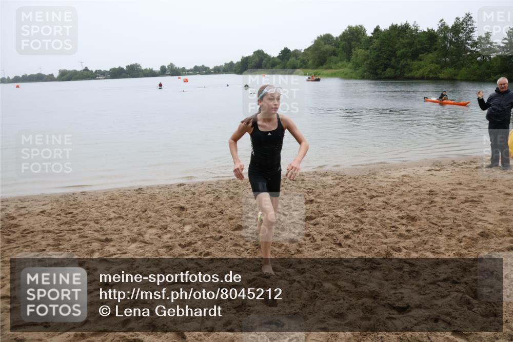 21.06.2025 - 27. Vierlanden-Triathlon Lena Gebhardt http://msf.ph/oto/8045212 15.06.2025 14:45:19 Schwimmen 1322 meine-sportfotos.de