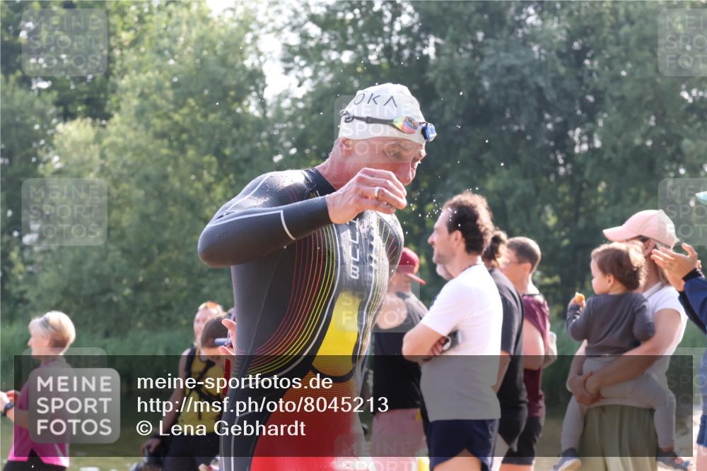 15.06.2025 - 27. Vierlanden-Triathlon Lena Gebhardt http://msf.ph/oto/8045213 15.06.2025 08:38:56 Schwimmen 77, 94, 182 meine-sportfotos.de