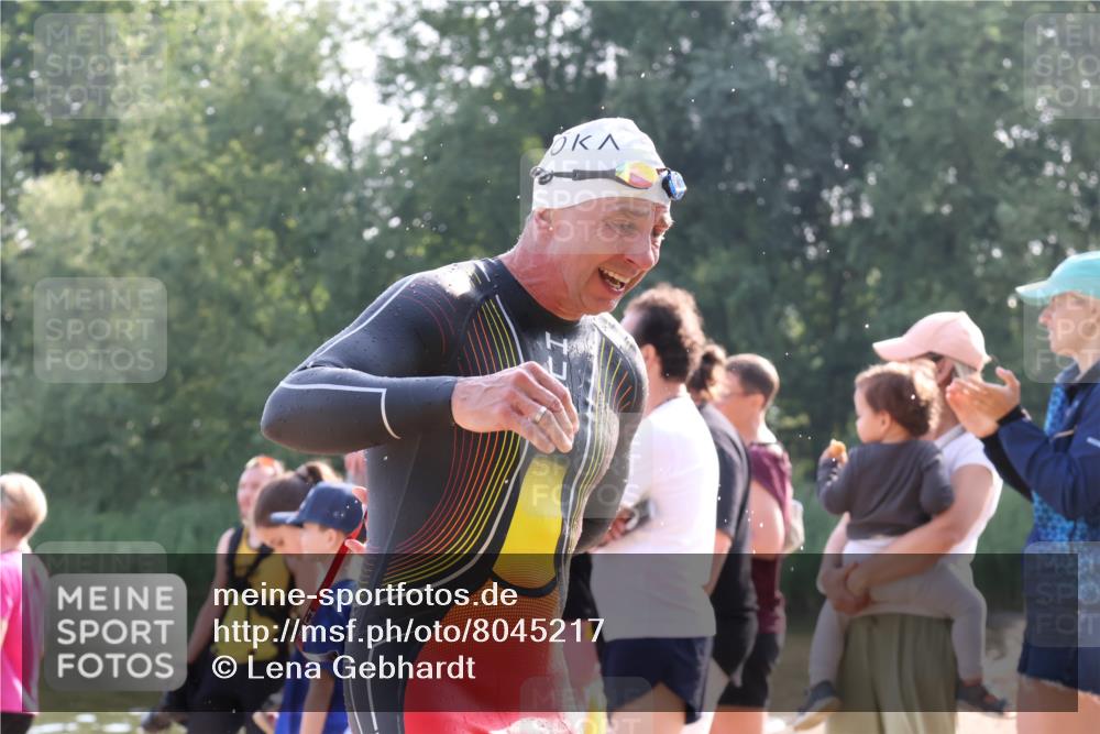 15.06.2025 - 27. Vierlanden-Triathlon Lena Gebhardt http://msf.ph/oto/8045217 15.06.2025 08:38:56 Schwimmen 77, 94, 182 meine-sportfotos.de