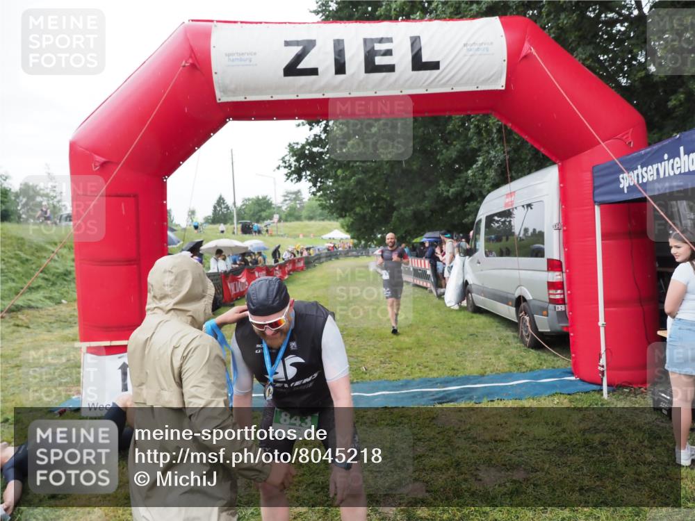 21.06.2025 - 27. Vierlanden-Triathlon MichiJ http://msf.ph/oto/8045218 15.06.2026 13:51:13 Ziel 843, 1113 meine-sportfotos.de