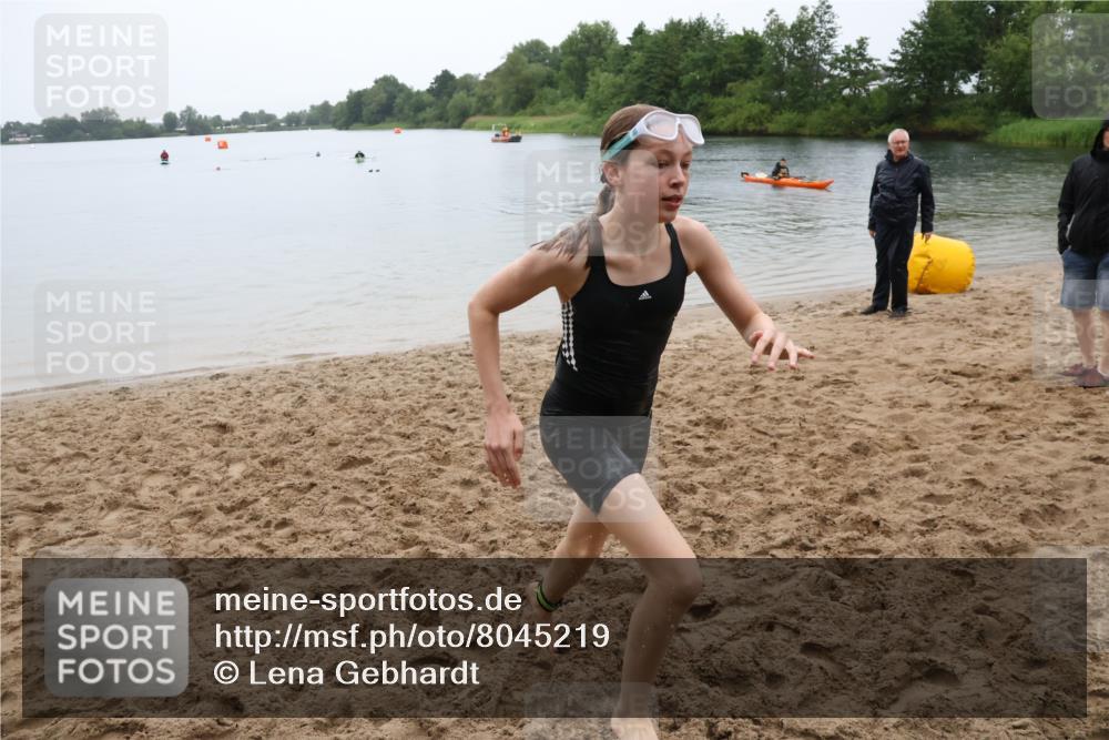 21.06.2025 - 27. Vierlanden-Triathlon Lena Gebhardt http://msf.ph/oto/8045219 15.06.2025 14:45:19 Schwimmen 1322 meine-sportfotos.de