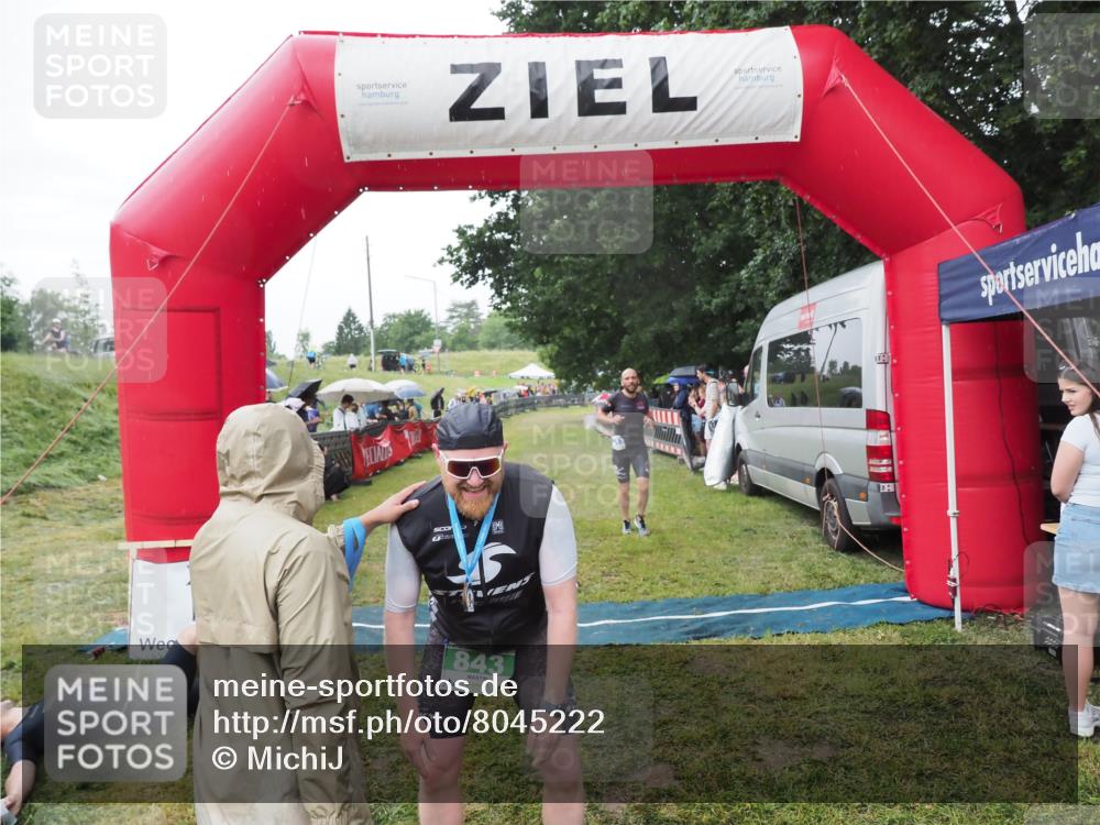 21.06.2025 - 27. Vierlanden-Triathlon MichiJ http://msf.ph/oto/8045222 15.06.2026 13:51:13 Ziel 843, 1113 meine-sportfotos.de