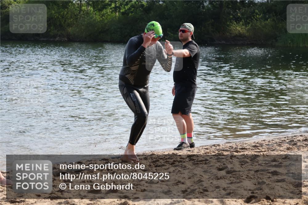 15.06.2025 - 27. Vierlanden-Triathlon Lena Gebhardt http://msf.ph/oto/8045225 15.06.2025 08:38:58 Schwimmen 77, 94, 182 meine-sportfotos.de