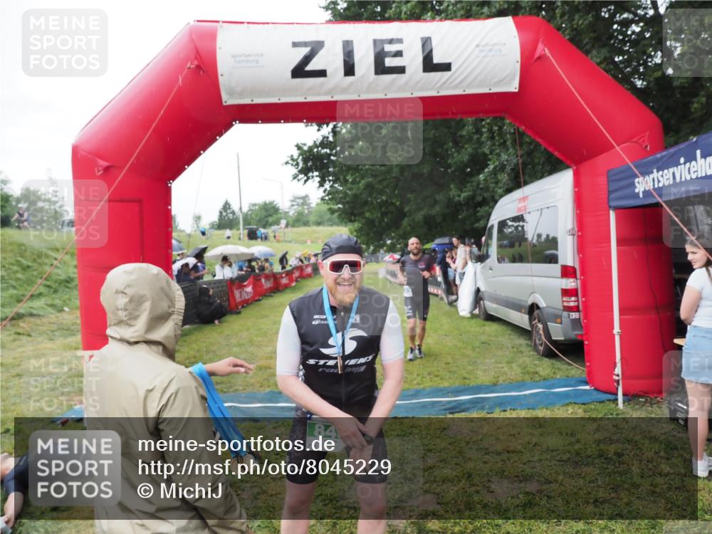 21.06.2025 - 27. Vierlanden-Triathlon MichiJ http://msf.ph/oto/8045229 15.06.2026 13:51:13 Ziel 843, 1113 meine-sportfotos.de