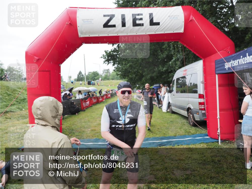 21.06.2025 - 27. Vierlanden-Triathlon MichiJ http://msf.ph/oto/8045231 15.06.2026 13:51:13 Ziel 843, 1113 meine-sportfotos.de