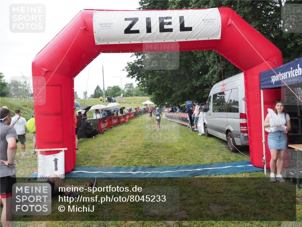 21.06.2025 - 27. Vierlanden-Triathlon MichiJ http://msf.ph/oto/8045233 15.06.2026 13:51:27 Ziel 908 meine-sportfotos.de